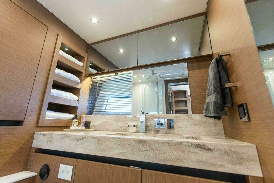 2021 X70 Prestige - Infinity - Master Vanity 