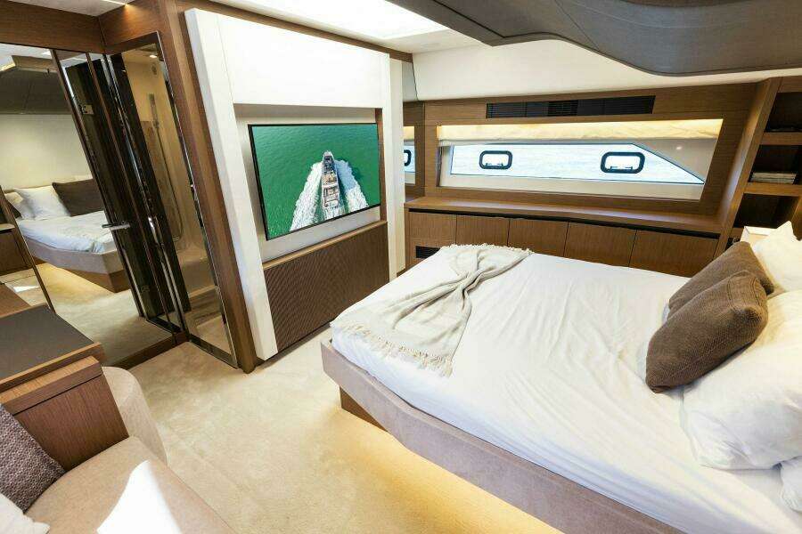 2021 X70 Prestige - Infinity - Master Stateroom