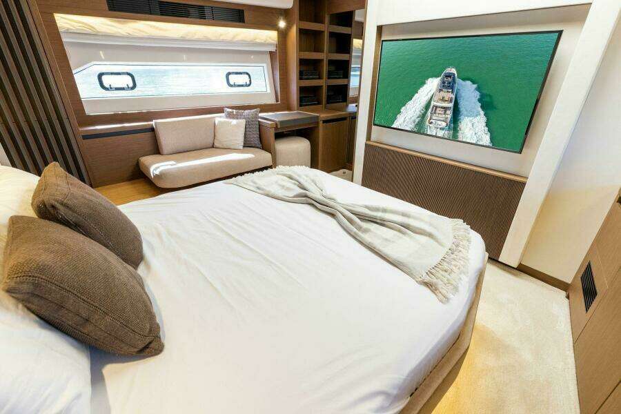 2021 X70 Prestige - Infinity - Master Stateroom