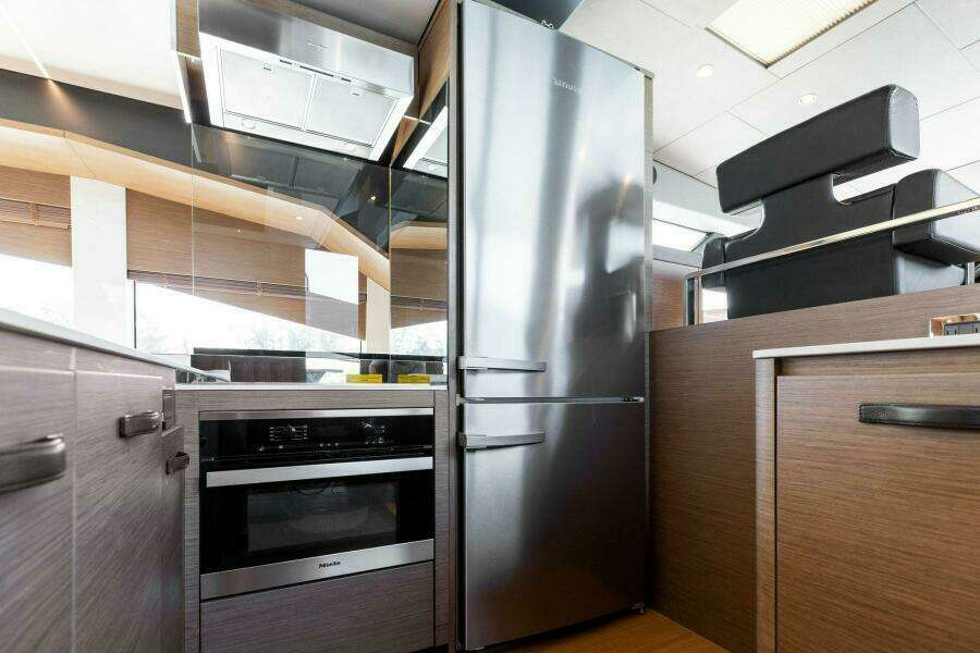 2021 X70 Prestige - Infinity - Galley