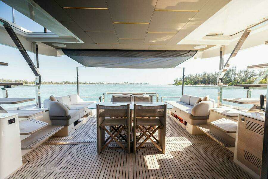 2021 X70 Prestige - Infinity - Cockpit Dinette