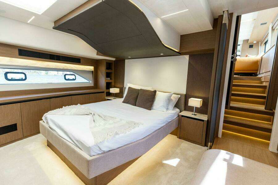 2021 X70 Prestige - Infinity - Master Stateroom