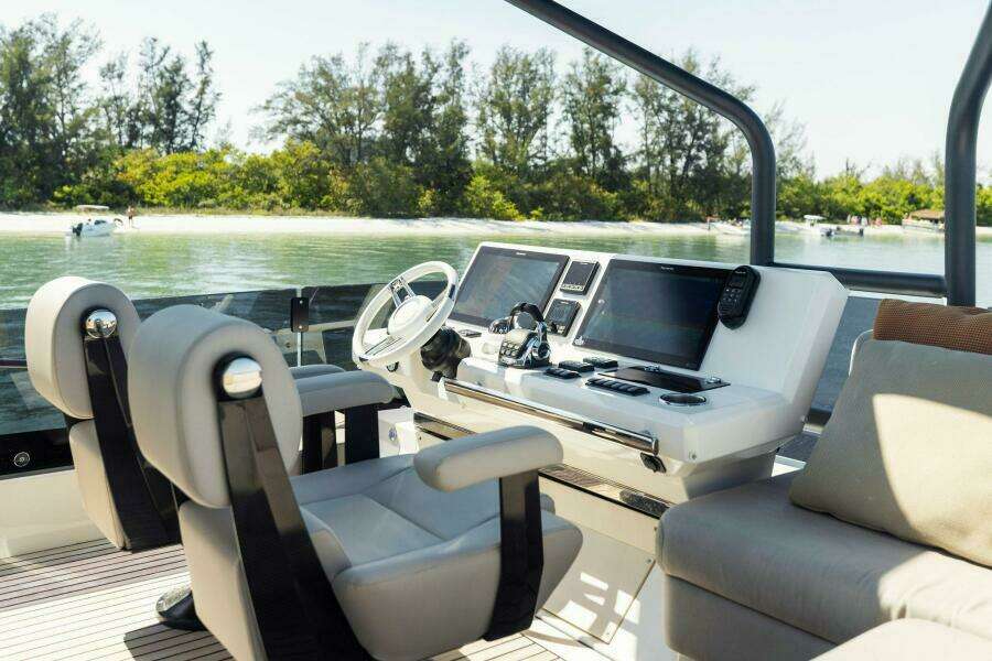 2021 X70 Prestige - Infinity - Flybridge Helm