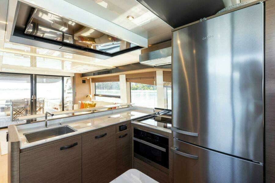 2021 X70 Prestige - Infinity - Galley