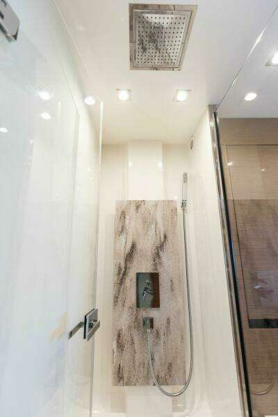 2021 X70 Prestige - Infinity - Master Shower