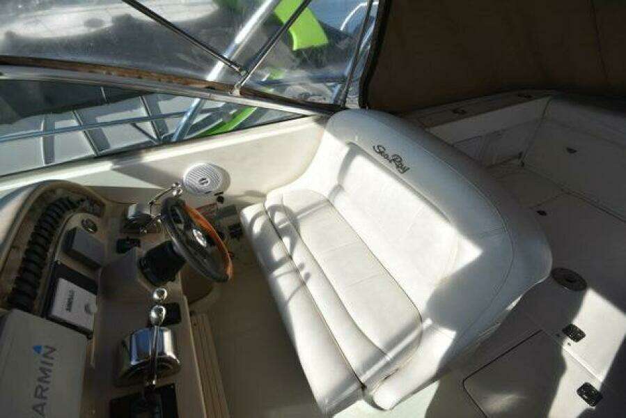 New Listing  31ft Sea Ray Yacht For Sale