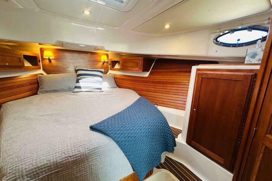 JOMO 39ft Back Cove Yacht For Sale