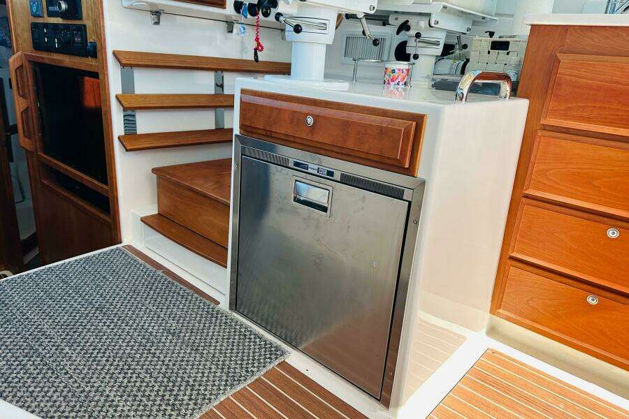 JOMO 39ft Back Cove Yacht For Sale