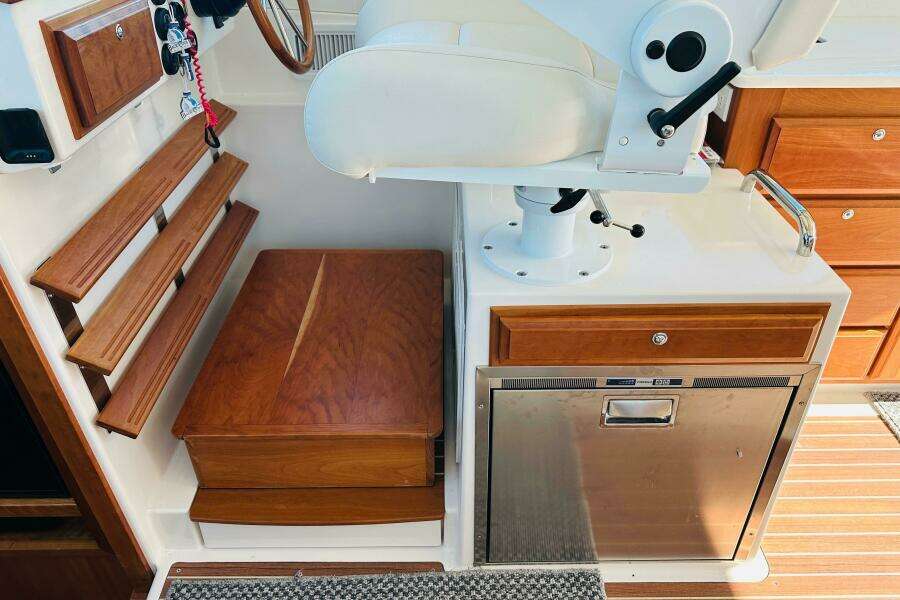 JOMO 39ft Back Cove Yacht For Sale