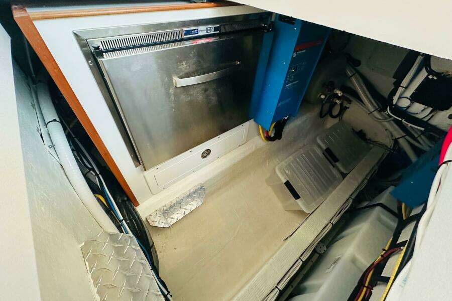 JOMO 39ft Back Cove Yacht For Sale