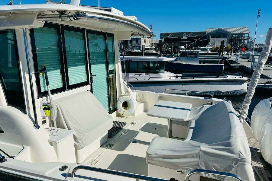 JOMO 39ft Back Cove Yacht For Sale