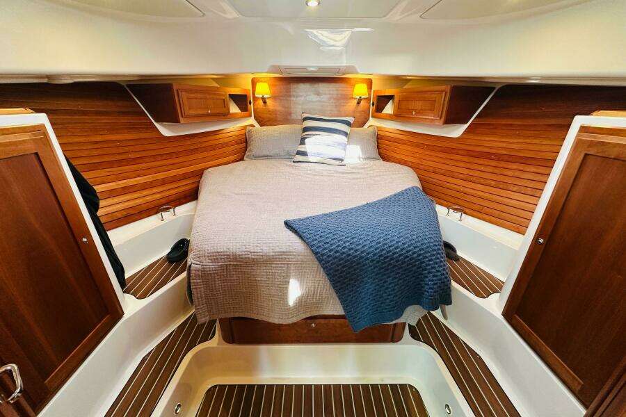 JOMO 39ft Back Cove Yacht For Sale