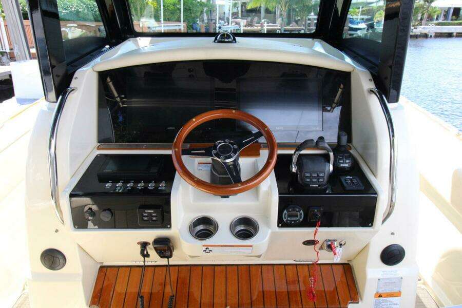 Lilaia 34ft Chris Craft Yacht For Sale
