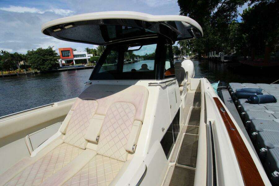 Lilaia 34ft Chris Craft Yacht For Sale