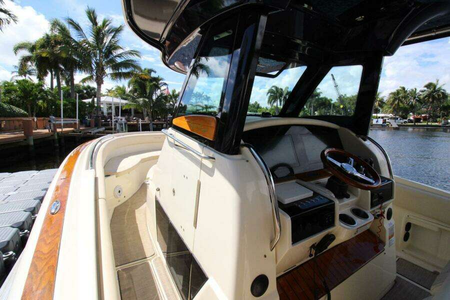 Lilaia 34ft Chris Craft Yacht For Sale