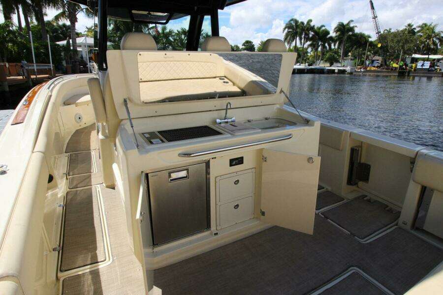 Lilaia 34ft Chris Craft Yacht For Sale