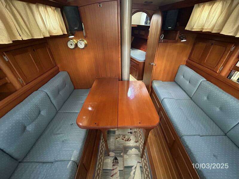 35' Bristol salon table1