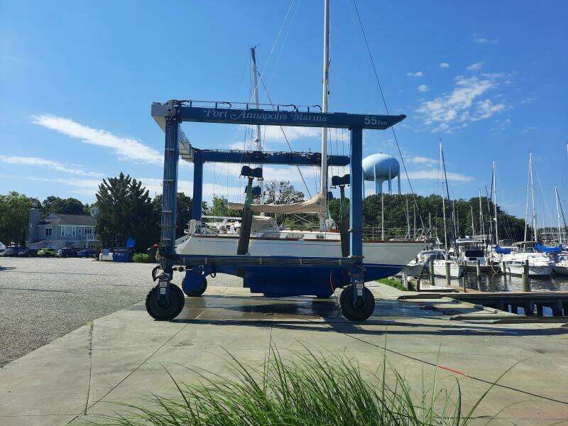 35' Bristol hauled out1