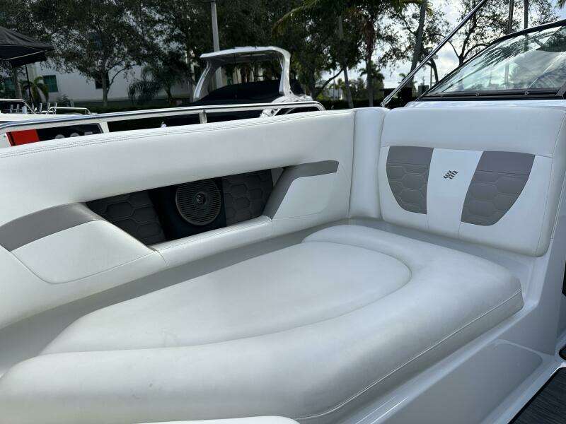 24ft Four Winns Yacht For Sale