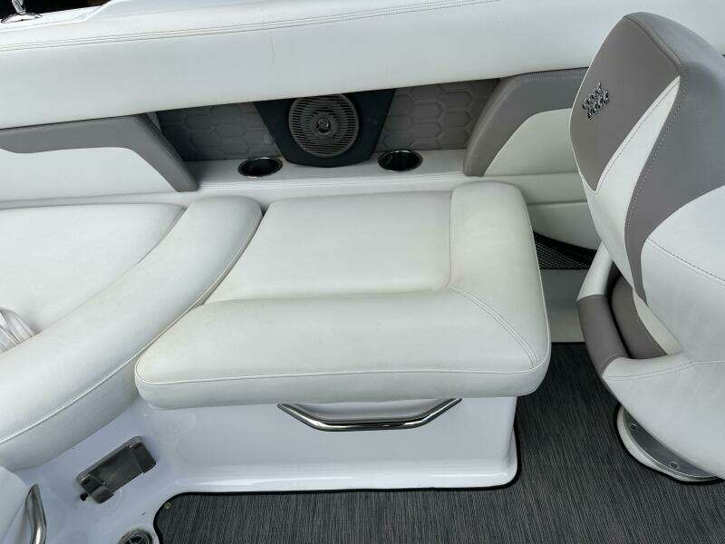 24ft Four Winns Yacht For Sale