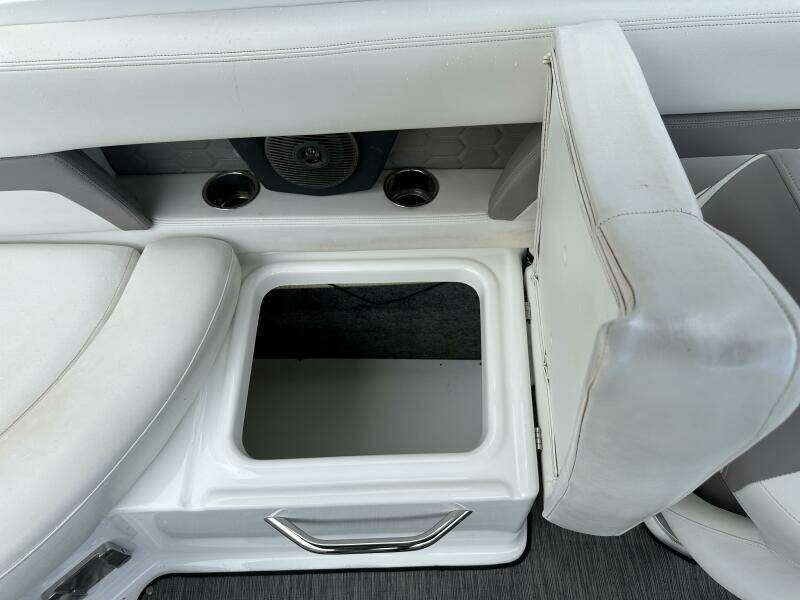 24ft Four Winns Yacht For Sale