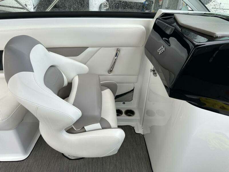 24ft Four Winns Yacht For Sale