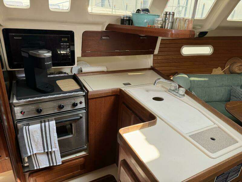 Gingerly 33ft Hunter Yacht For Sale