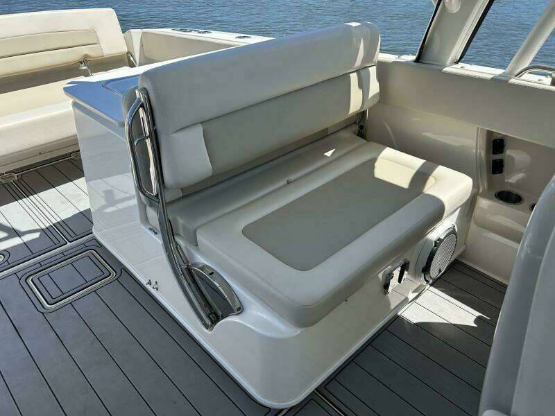32ft Boston Whaler Yacht For Sale