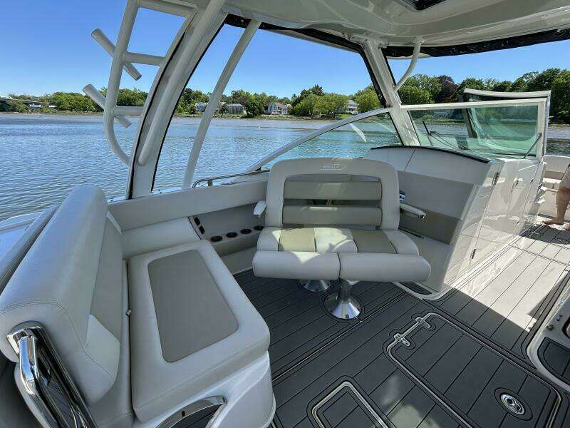 32ft Boston Whaler Yacht For Sale