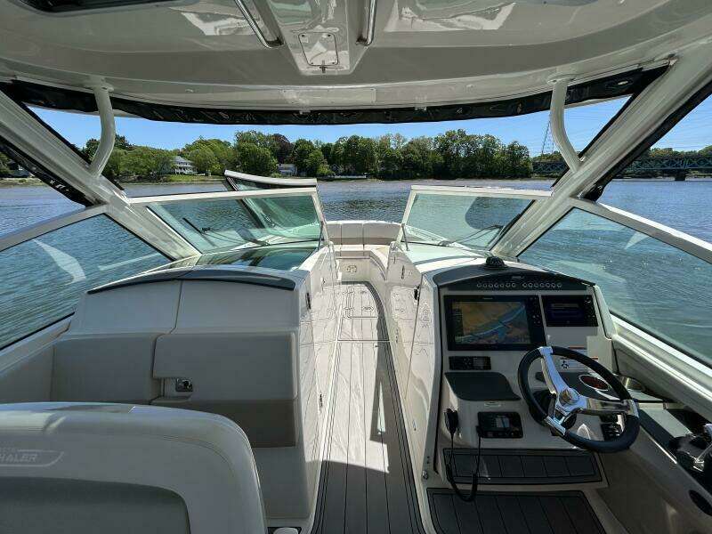 32ft Boston Whaler Yacht For Sale