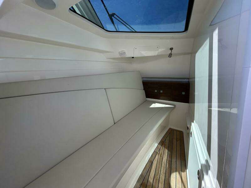 32ft Boston Whaler Yacht For Sale