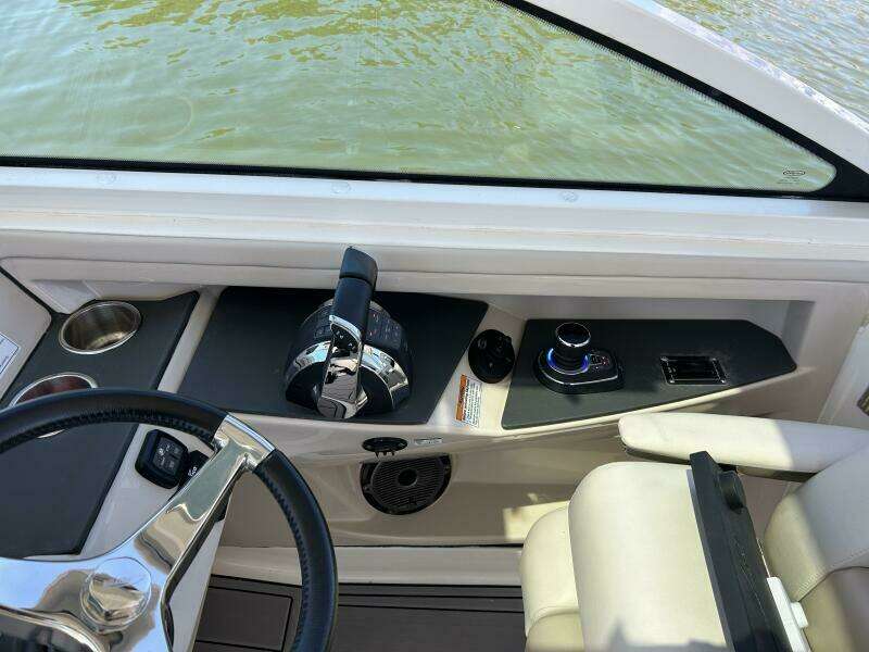 32ft Boston Whaler Yacht For Sale