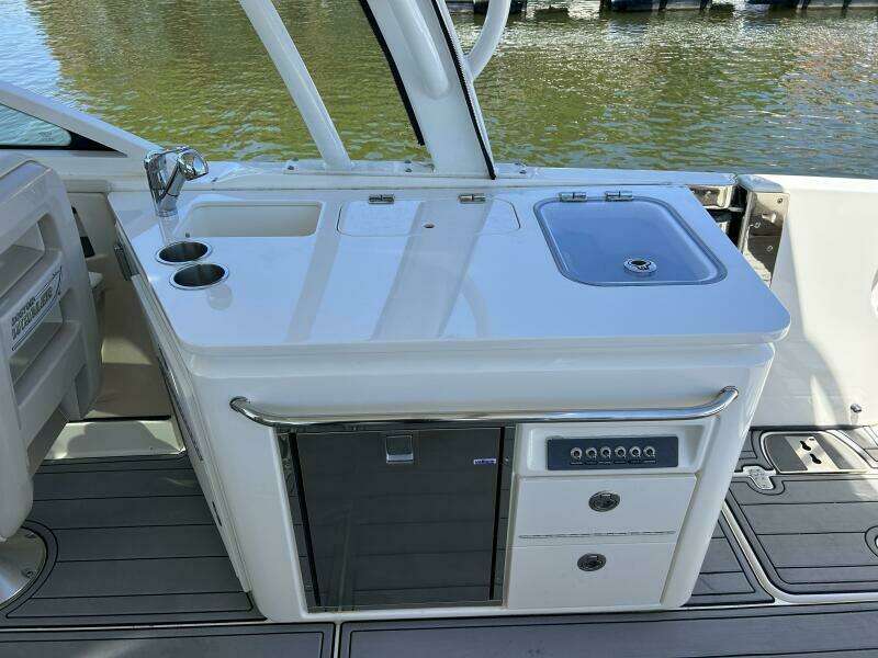 32ft Boston Whaler Yacht For Sale