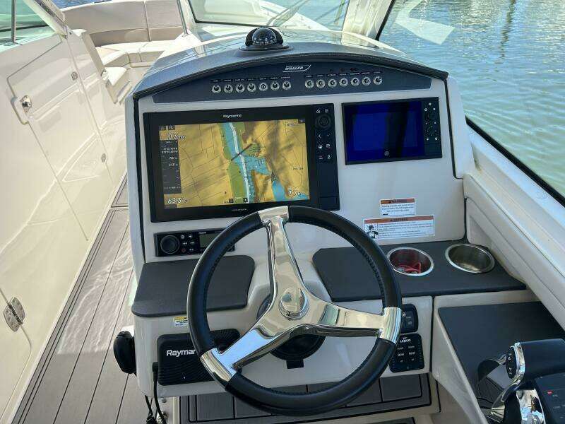 32ft Boston Whaler Yacht For Sale