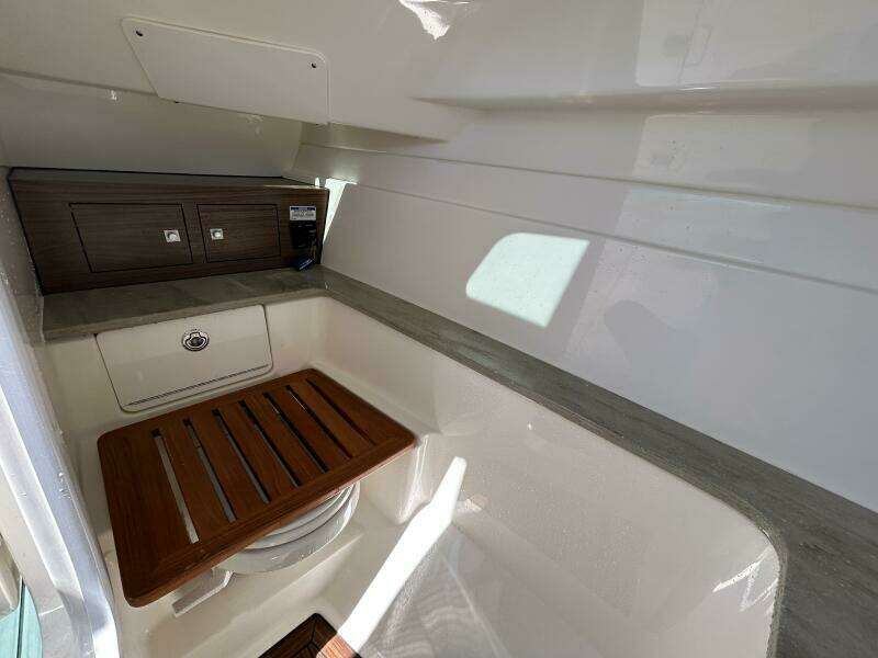 32ft Boston Whaler Yacht For Sale