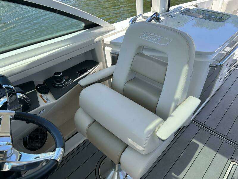 32ft Boston Whaler Yacht For Sale