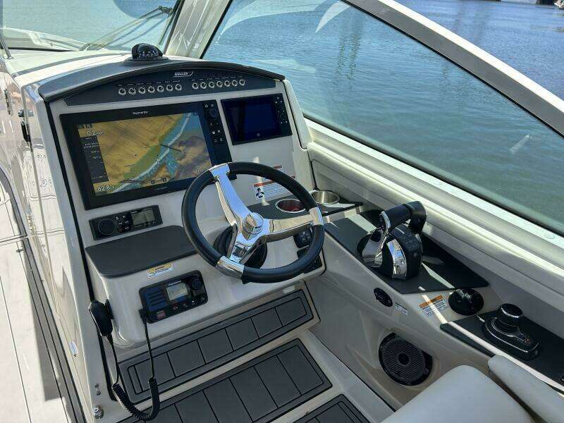 32ft Boston Whaler Yacht For Sale