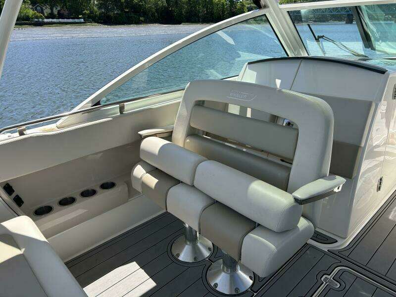 32ft Boston Whaler Yacht For Sale