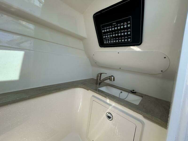 32ft Boston Whaler Yacht For Sale