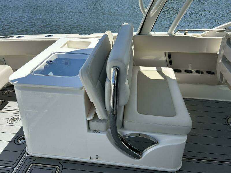 32ft Boston Whaler Yacht For Sale