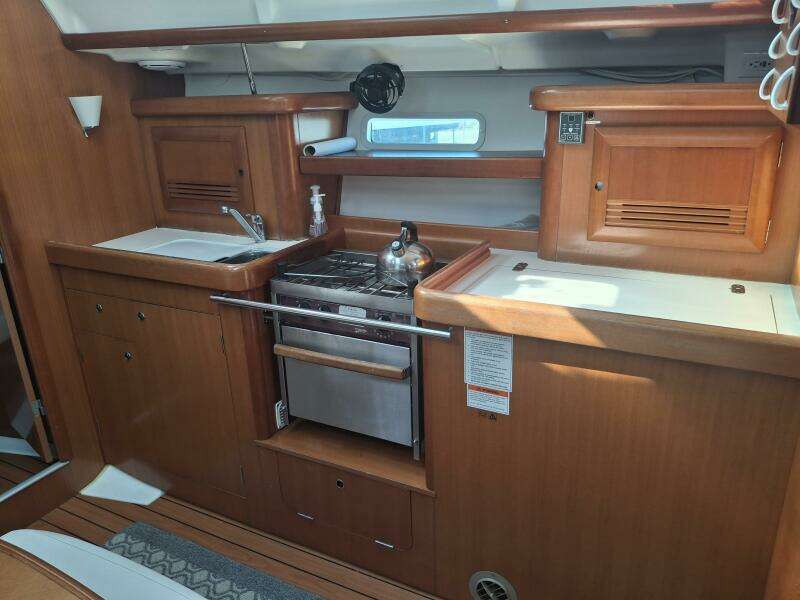 H2O Bungalow 39ft Beneteau Yacht For Sale