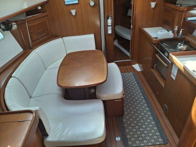 H2O Bungalow 39ft Beneteau Yacht For Sale