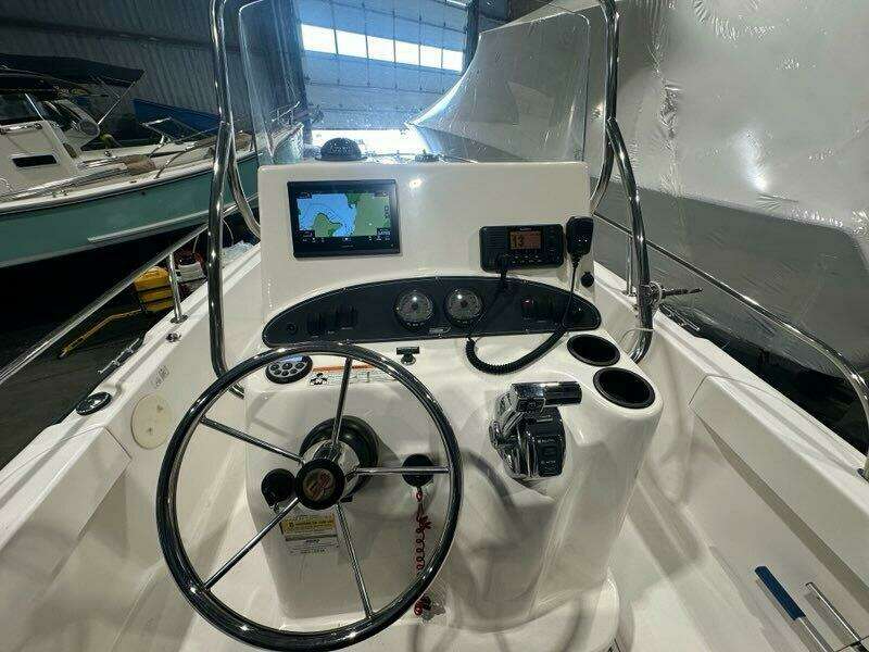 19ft Boston Whaler Yacht For Sale