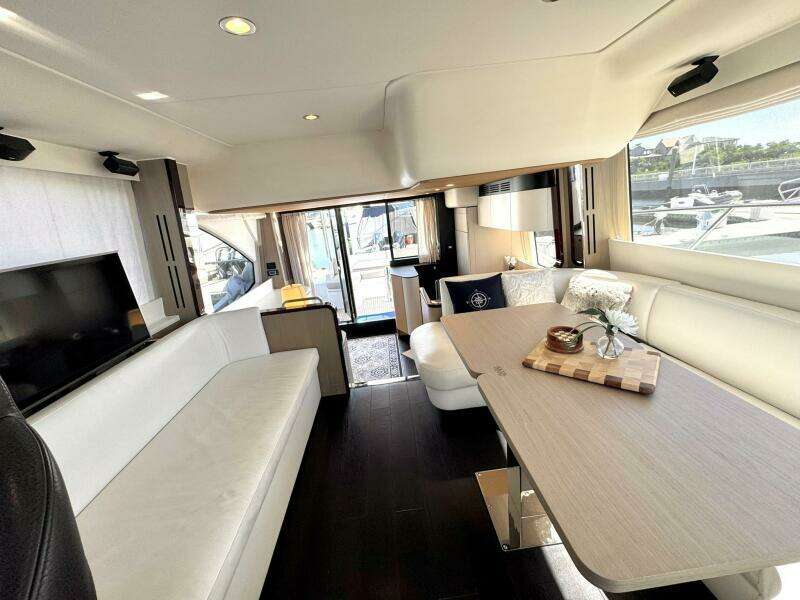 2019 Azimut 55 - Salon/Dinette 2019 Azimut 55 - Salon/Dinette