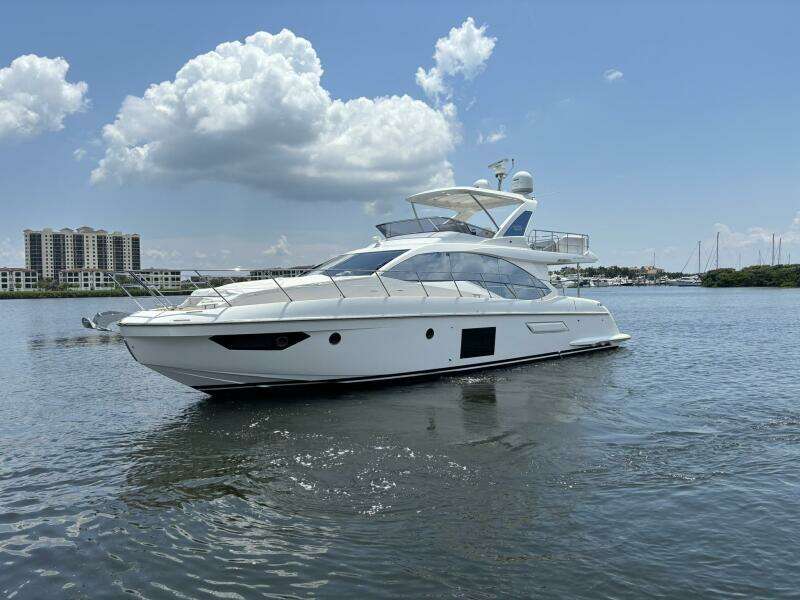 2019 Azimut 55 - Profile Bow 3/4 Port 2019 Azimut 55 - Profile Bow 3/4 Port