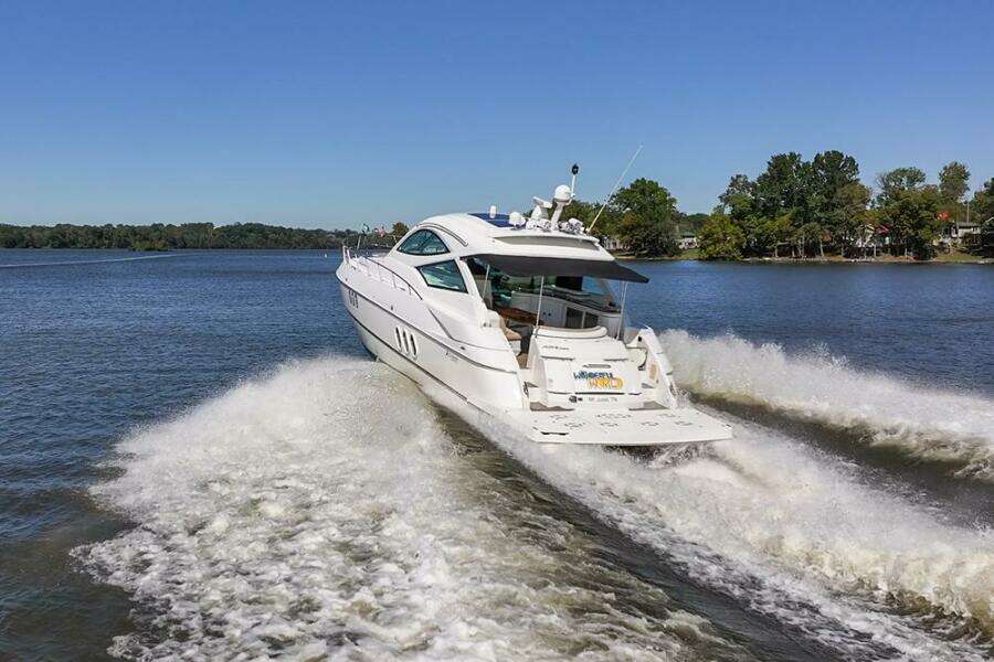 2009 Cruisers Yachts 520 Sports Coupe underway