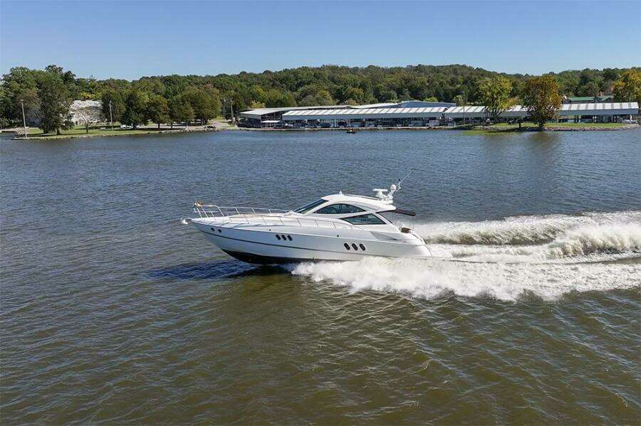 2009 Cruisers Yachts 520 Sports Coupe underway