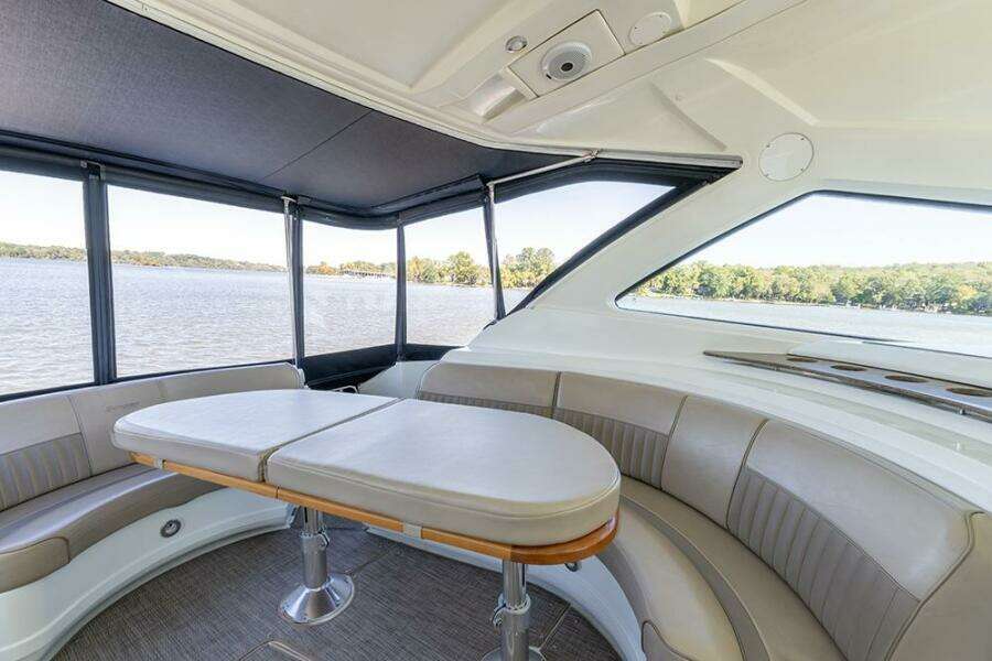 Hi-lo adjustable cockpit table with cushion fillers