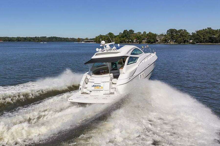 2009 Cruisers Yachts 520 Sports Coupe underway