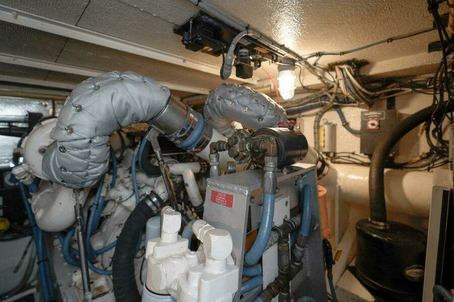 1994 Hatteras 46 Convertible- CHANGE ORDER- Engine Room